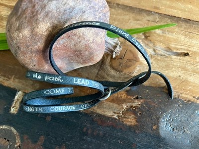 Boho Lederarmband - schwarz mit silbernen Wörtern - Wisdom - Courage - Trust!!