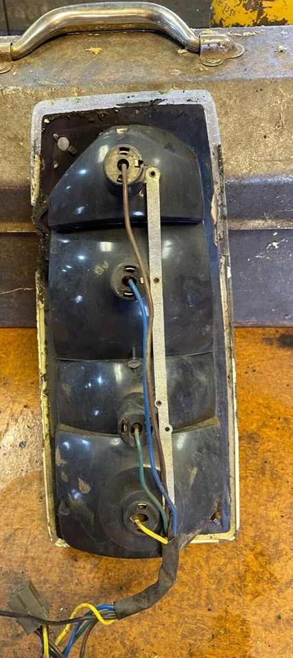 Lente de luz trasera derecha Peugeot 504 Station Wagon - lado del conductor (izquierdo) 1975-1982 Foto 4 de 4