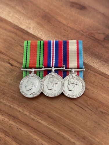 WW2 Defence, 1939-45 War and 1939-45 Australian Service Medal Set + Mini With Ba - Foto 2 di 4