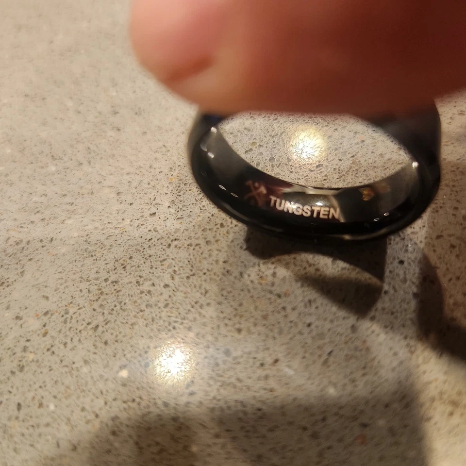 Alianza de boda para hombre. Carburo de tungsteno, talla 12,5/13 acabado cepillado ajuste cómodo. Foto 3 de 4