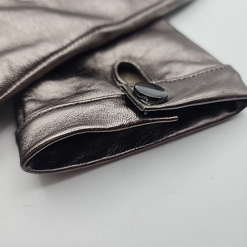 Talbots Cashmere Lined Gloves Metallic Lamb Skin Leather Tech Touch NWOT Size M - Picture 4 of 12