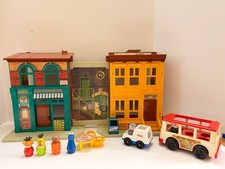 Vintage Fisher Price Play Family Sesame Street 938 Figures Bus Buildings Lot