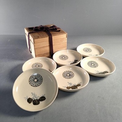 Signed Karakusa Floral Side Plates Set of 6 Chrysanthemum Moti w/ Box