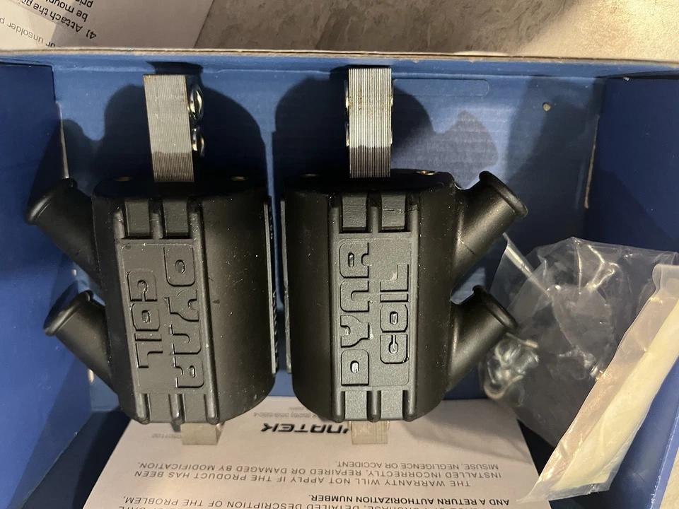 Bobinas de encendido Dynatek DC8-1 5,0 ohmios ángulo doble salida negras se venden en pares Foto 2 de 4