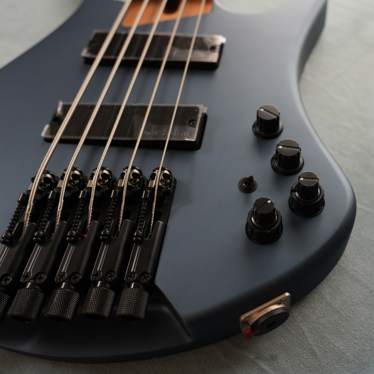 Ibanez EHB1005 AOM Headless Fretless Bass Guitar Arctic