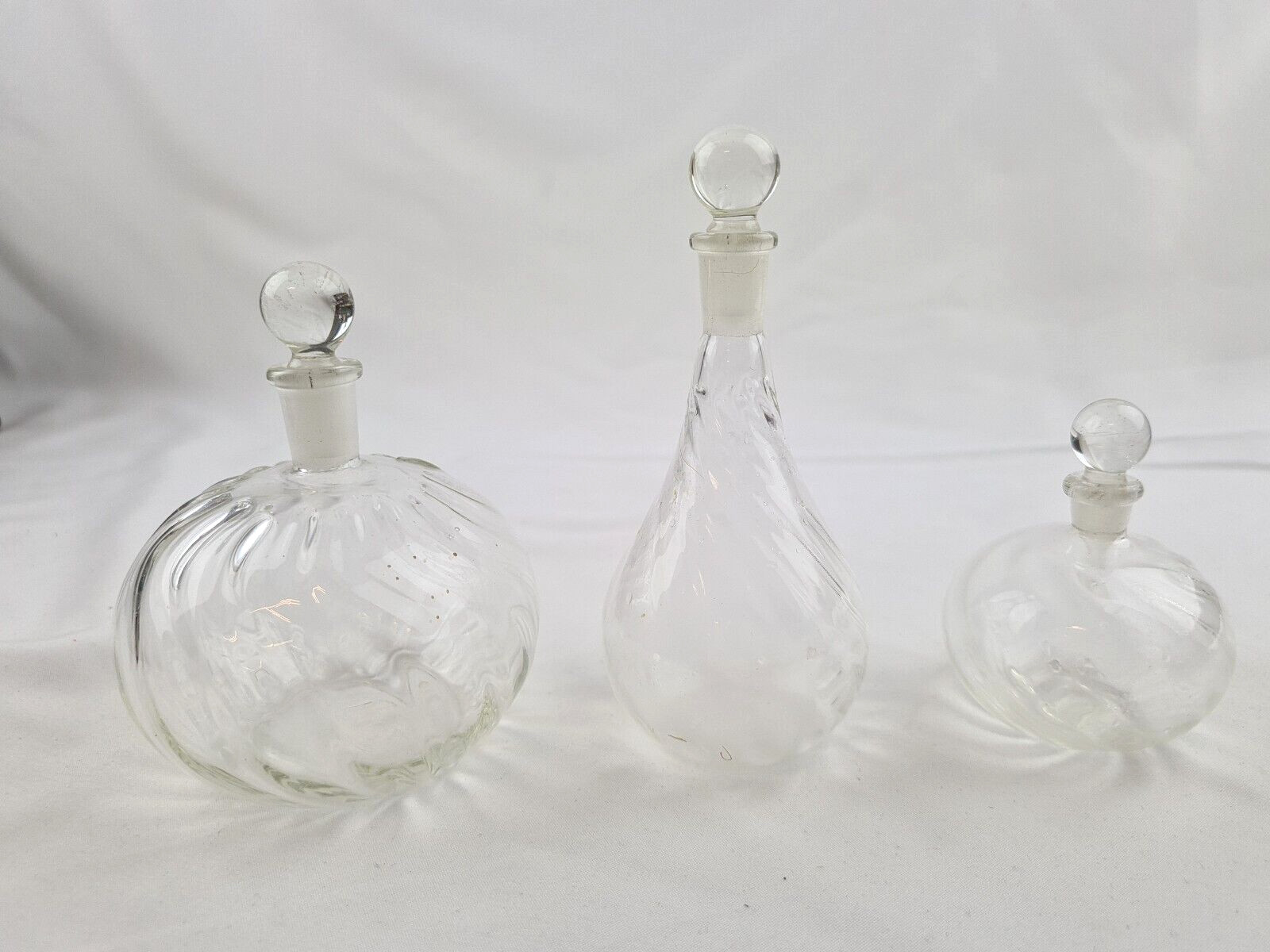 Drei kleine alte Glas Flacons, mini Glas Karaffen, sehr dekorativ