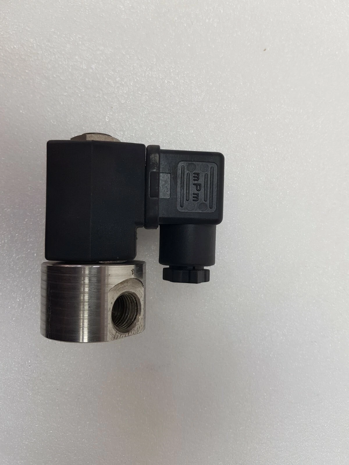 Side view of GEM-SOL solenoid valve with mPm plug connector and threaded port