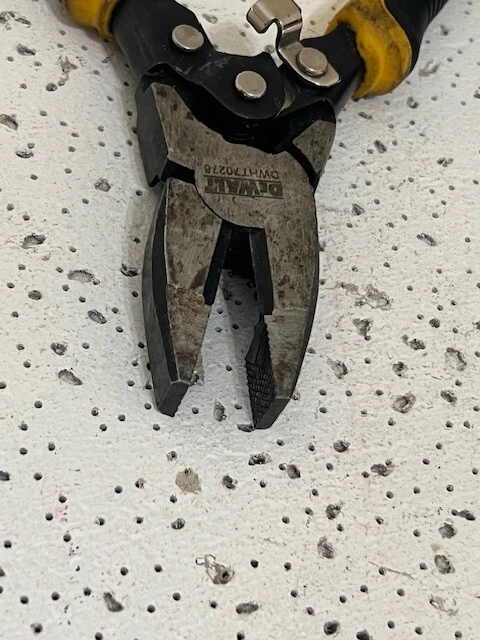 Alicates de liniero Dewalt 8" DWHT702756 trasero y amarillo — Foto 4 de 4