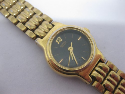 Seiko V401-0988 Gold Tone Quartz Analog 