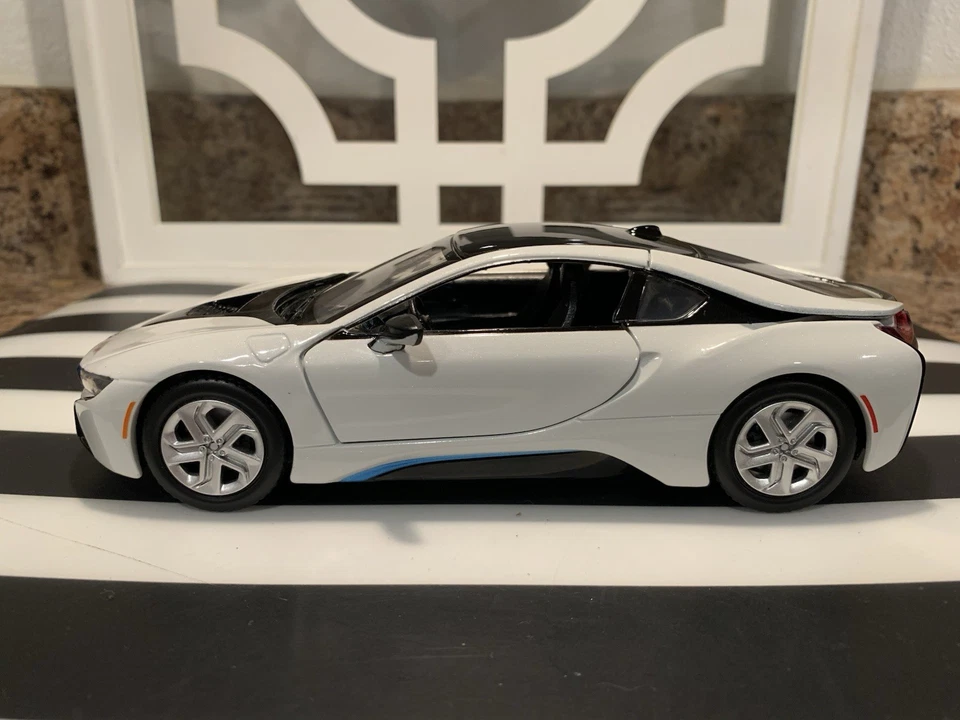 2018 BMW i8 Coupe 1/24 Diecast Model Car Metallic White Black Top by Motormax - Image 3 of 4