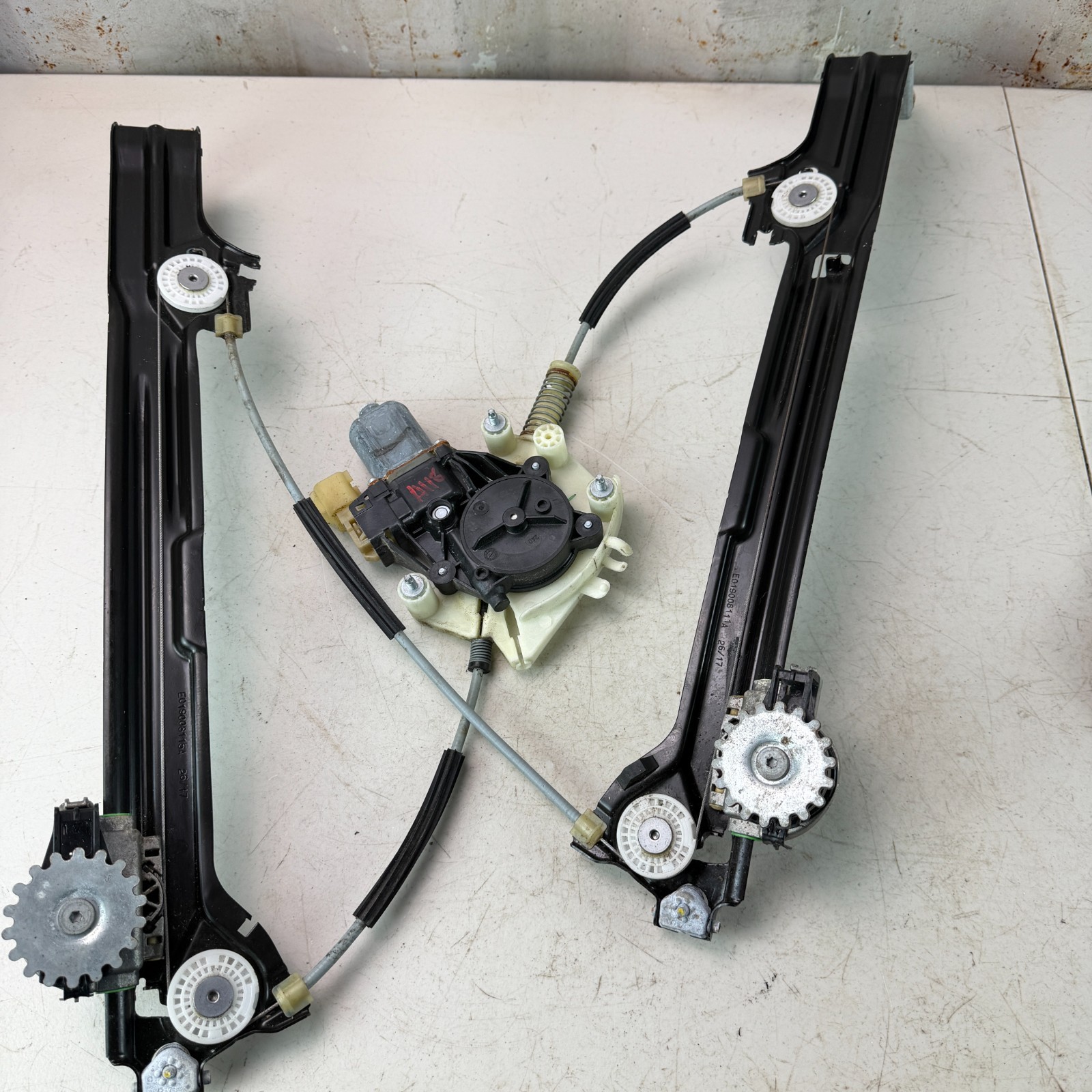 2017-2020 MASERATI LEVANTE REAR LEFT SIDE DOOR WINDOW REGULATOR MOTOR 670104206