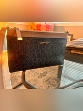 Tracolla Calvin Klein nera e marrone con monogramma