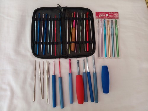 Mixed Lot of 35 Crochet Hooks Boye Susan Bates with case & ergonomic handles USA