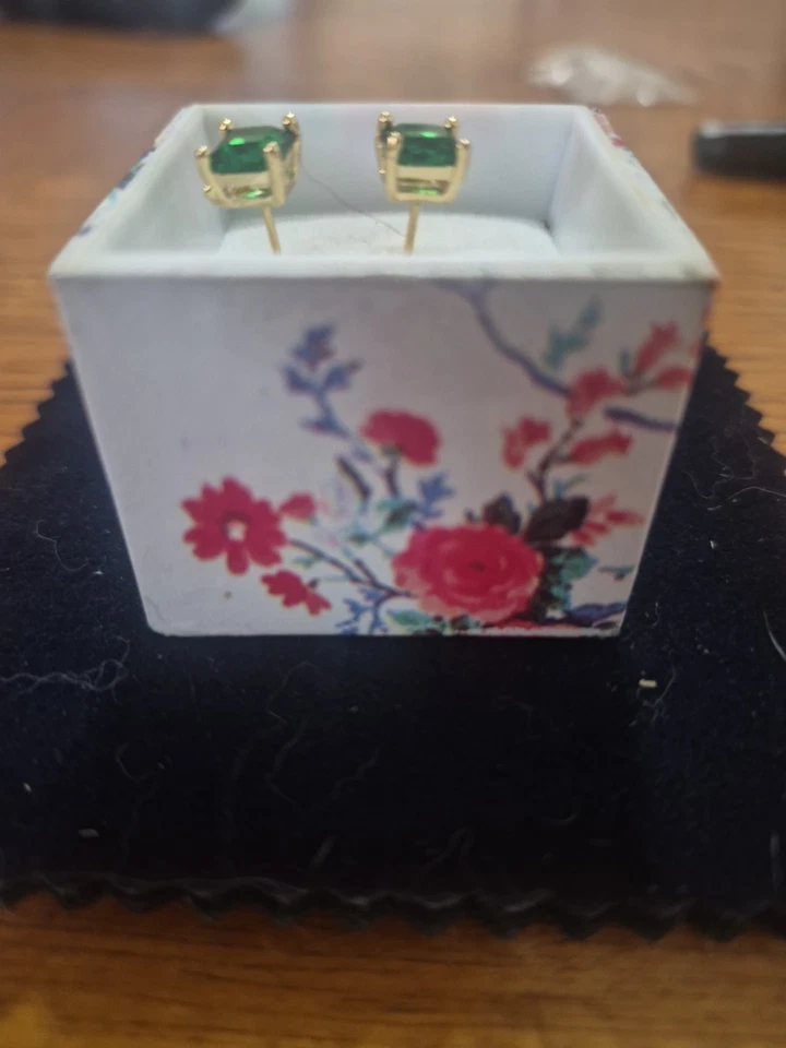 Beautiful Clear Square Gold Emerald Earrings Never Worn - Image 3 of 4