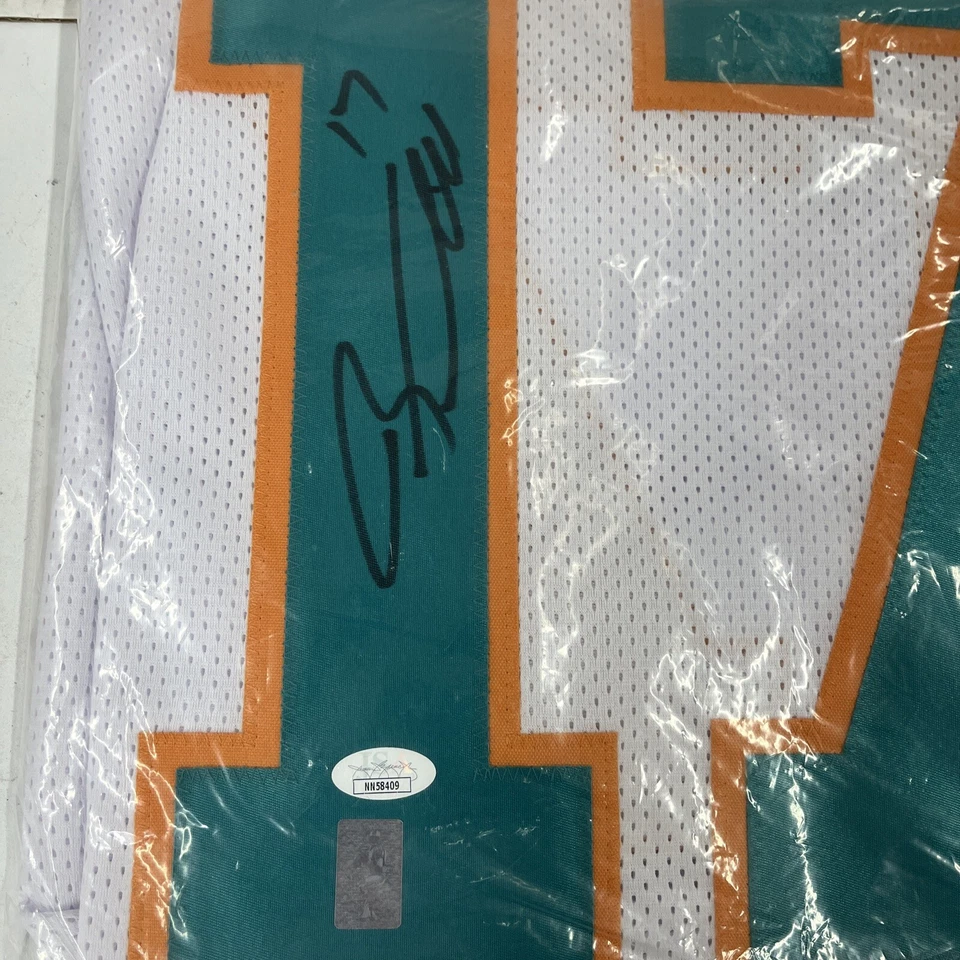 Camiseta NFL Dolphins Titans Ryan Tannehill assinada certificado JSA  - Imagem 3 de 4