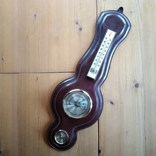 Klassische Wetterstation: Barometer, Hygrometer, Thermometer auf Leder