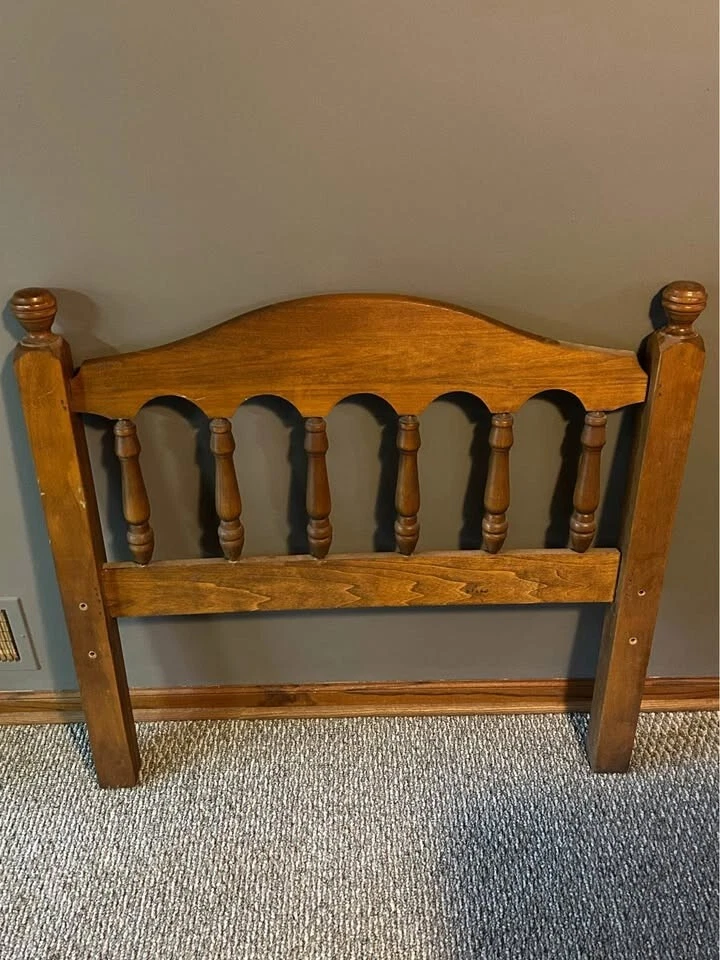 Cabecero de husillo bajo estilo tradicional de colección estribo doble tamaño marco de cama de madera Foto 2 de 4