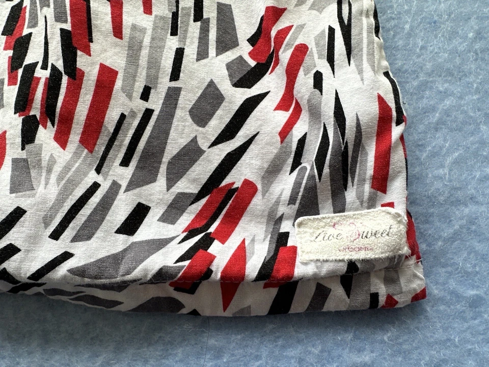 Blusa Médica Live Sweet Urbane para Mujer Talla M. Blanca con Patrón Geométrico Rojo y Gris Foto 3 de 4