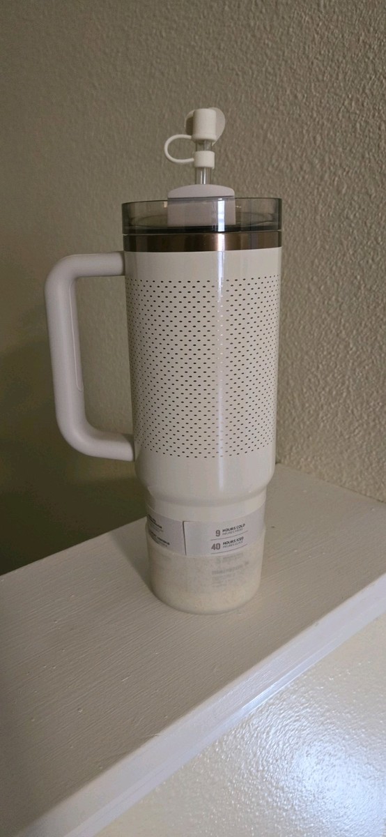 Stanley x Calia 30 Oz Quencher H2.0 Flowstate Tumbler Oat Milk for