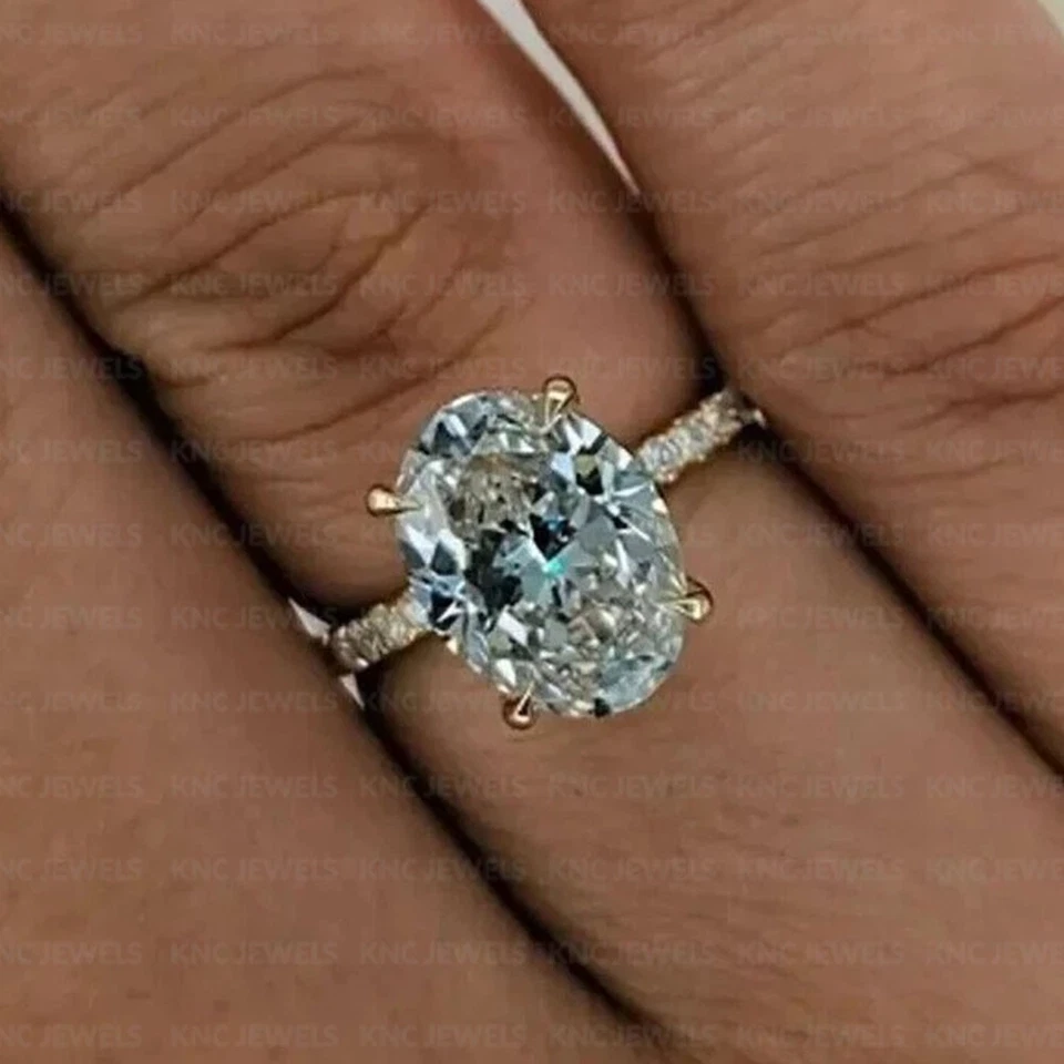 Anillo de compromiso halo oculto de moissanita de corte ovalado de 2,7 quilates enchapado en oro amarillo de 14 quilates Foto 2 de 4