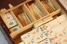 - Vintage EARLY Bamboo Bovine Bone Mahjong Set VERY NICE 148 Tiles & Sticks