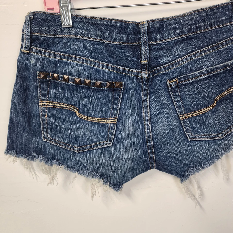 Pantalones Cortos de Jean Boho Con Tachuelas Inclinables Talla 7 Corte Bajo Dobladillo Crudo Envejecido  Foto 3 de 4