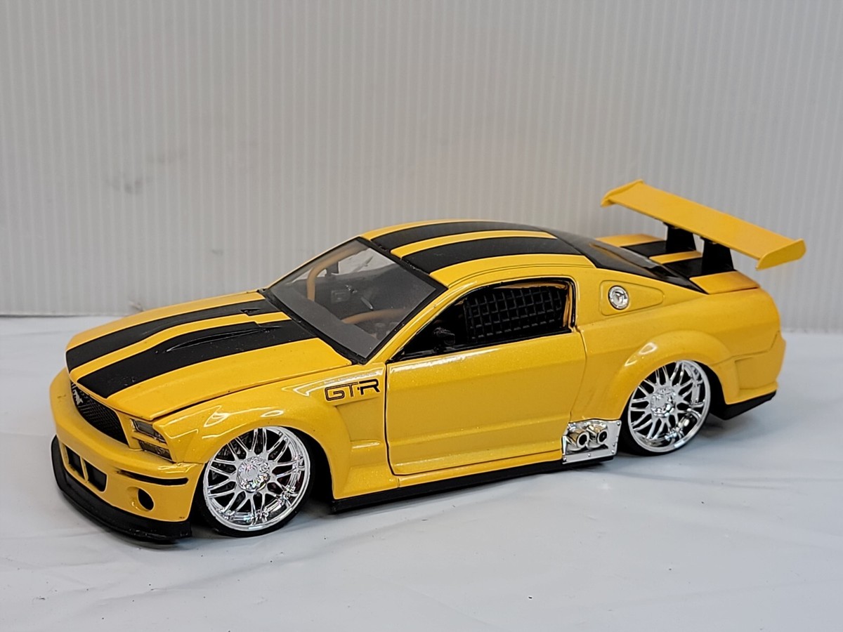 自動車 Monogram 2718 1/24 Scale '32 Ford Mustang GTR Concept Yellow with Chrome Rims 1:24 Scale