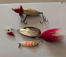 grupa 3 starszych przynęt wędkarskich drewno i Luhr Jensen i Paul Bunyan??