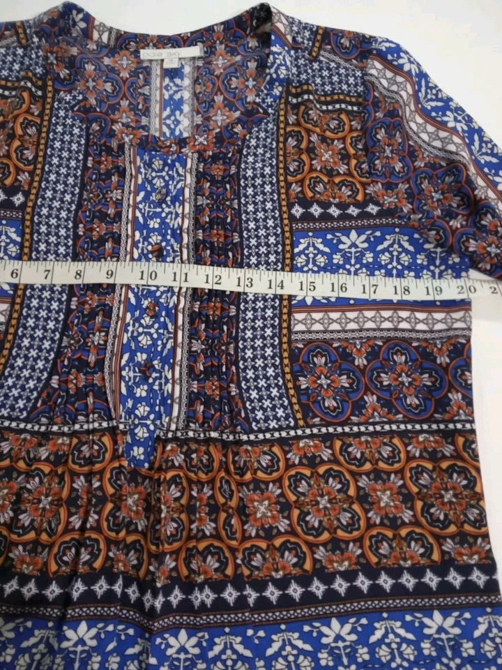 Túnica camponesa média feminina Pale Sky STITCH FIX estampa azul botão plissado - Imagem 4 de 4