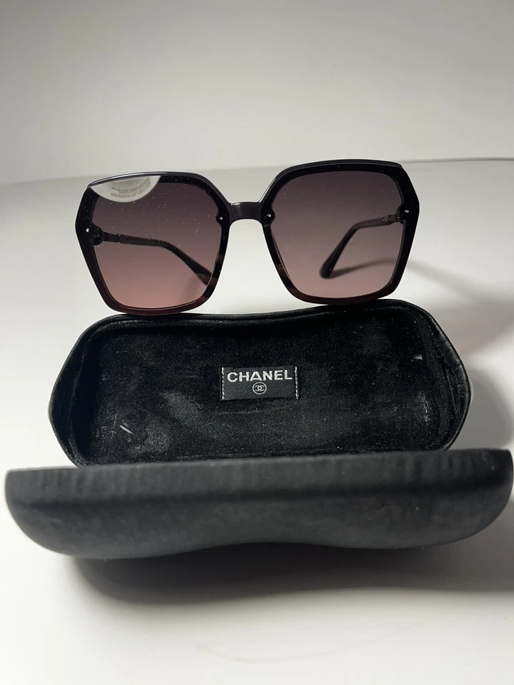Óculos de sol CHANEL autêntico, preto fosco/roxo feito na Itália - Imagem 2 de 4