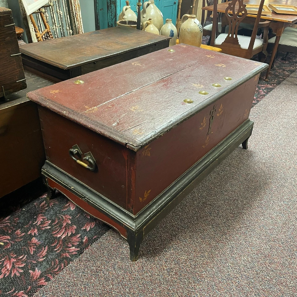 Inusual cofre manta decorada con pintura continental del siglo XVIII/XIX sobre soporte Foto 3 de 4