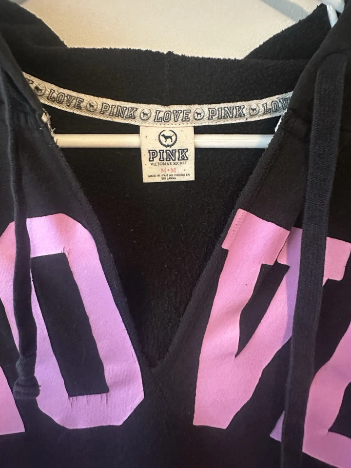 Sudadera con Capucha Victoria’s Secret Vintage Negra Cuello en V Púrpura Logo M Foto 4 de 4
