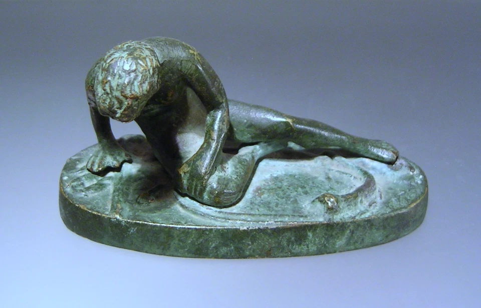 Escultura de figura italiana Grand Tour Verdigris bronze gália moribunda 4” de comprimento - Imagem 2 de 4