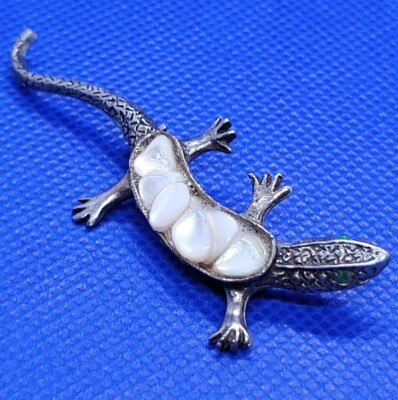 Vintage Silver-tone Mother of Pearl Stone Back Geico Lizard with Green Eyes 3 In