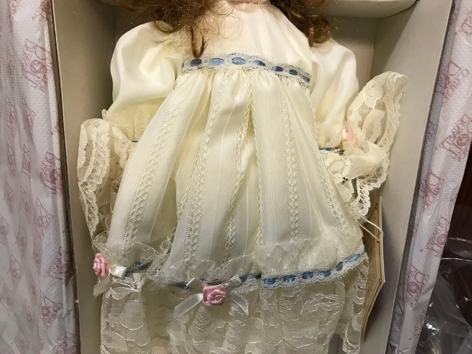 Dynasty Anna Collection 瓷娃娃 #D-190 ~ "ANNA" ~ 从未从盒中移除 — 第 3/4 张图片