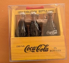 Coca-Cola Evolution Bottle Set 1894&ndash;1950 Miniatur Holzkiste OVP 1999