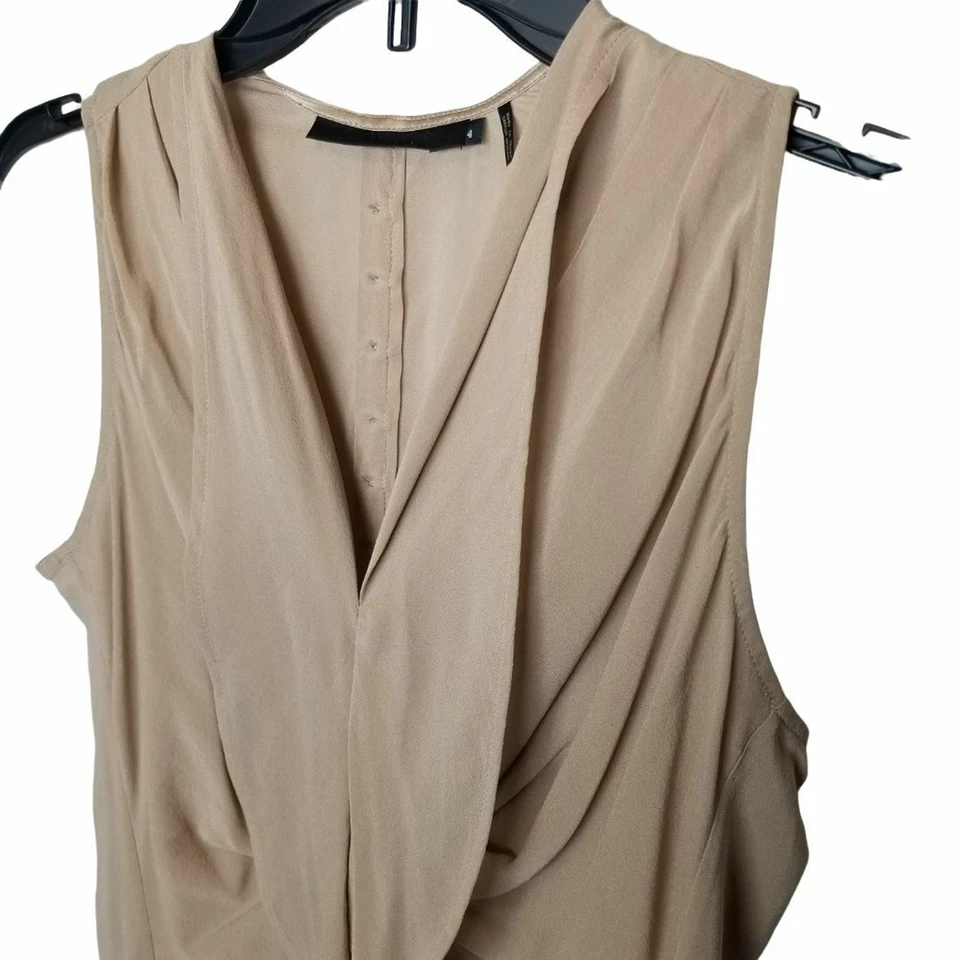 L.A.M.B. Blusa plisada sin mangas con cremallera lateral trasera con botones de seda tostada para mujer 4 Foto 4 de 4