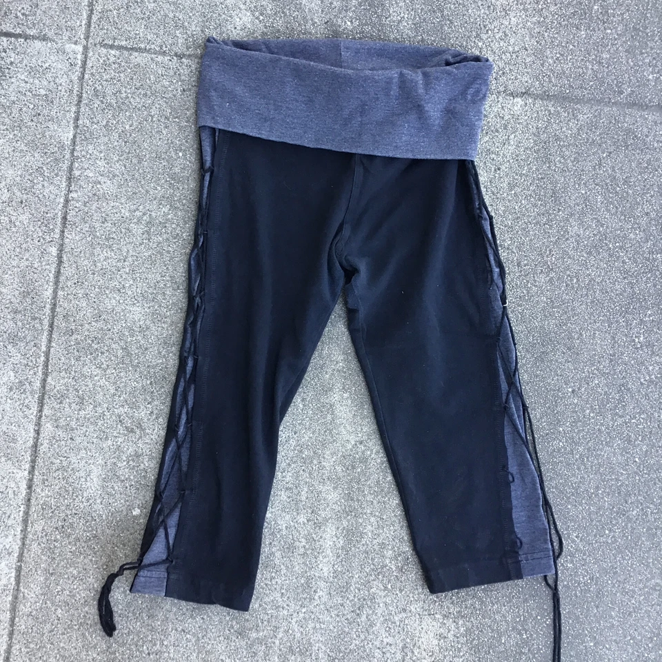 Pantalones de yoga Hard Tail medianos plegables sobre la cintura negros grises recortados Foto 4 de 4