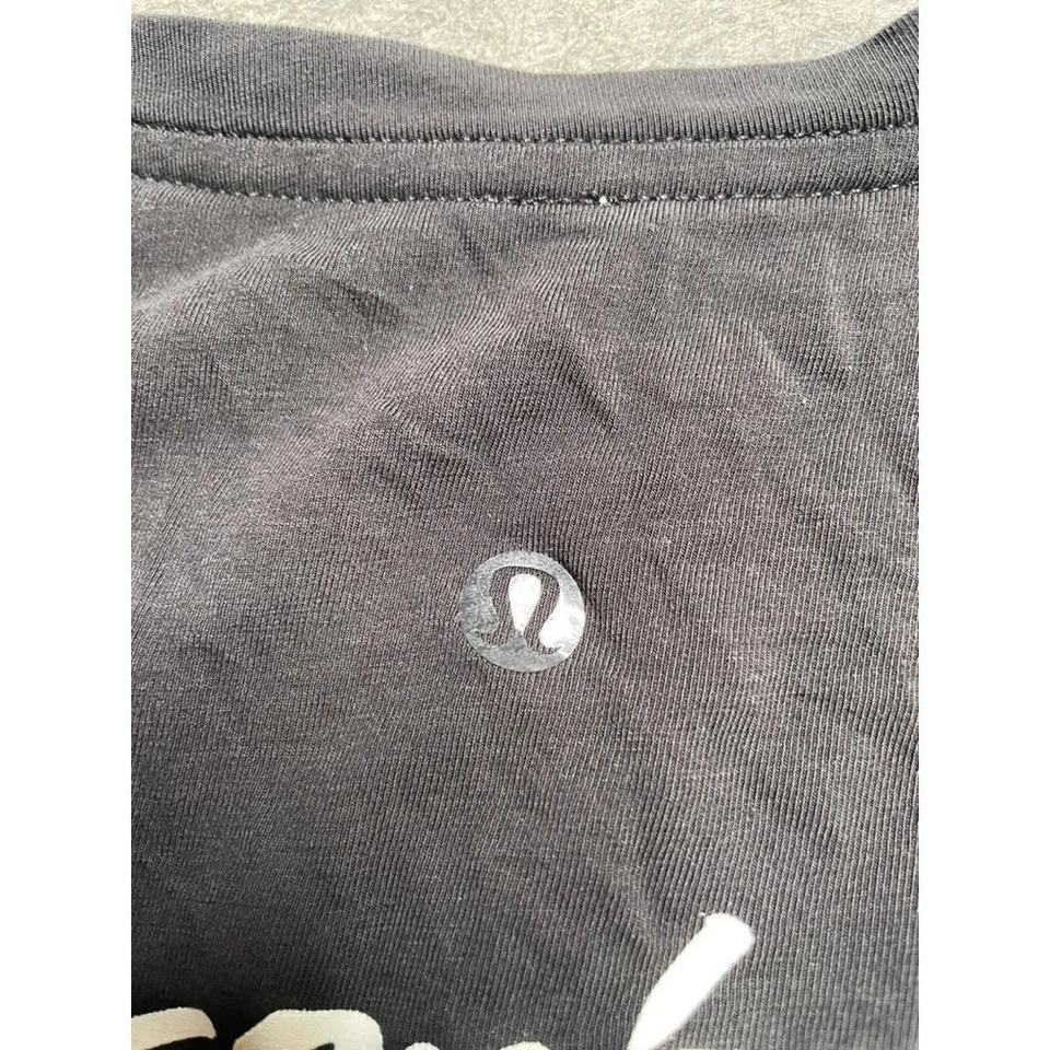 Camiseta Lululemon Preta Citação Motivacional Treino Atlético - Imagem 3 de 4