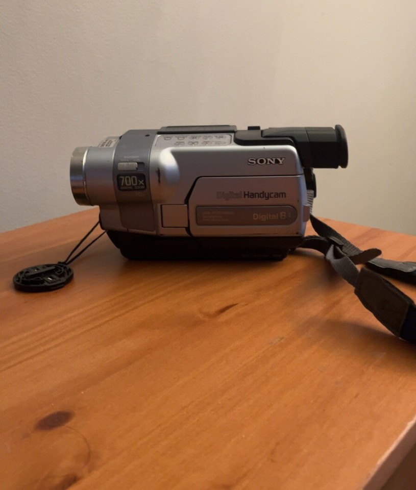 Sony Handycam DCRTRV250 Digital Camcorder W/ Battery Read