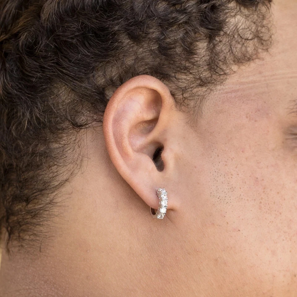 Pendientes de aro de diamantes de corte redondo helado creados en laboratorio para hombre enchapados en oro blanco de 14 k Foto 4 de 4