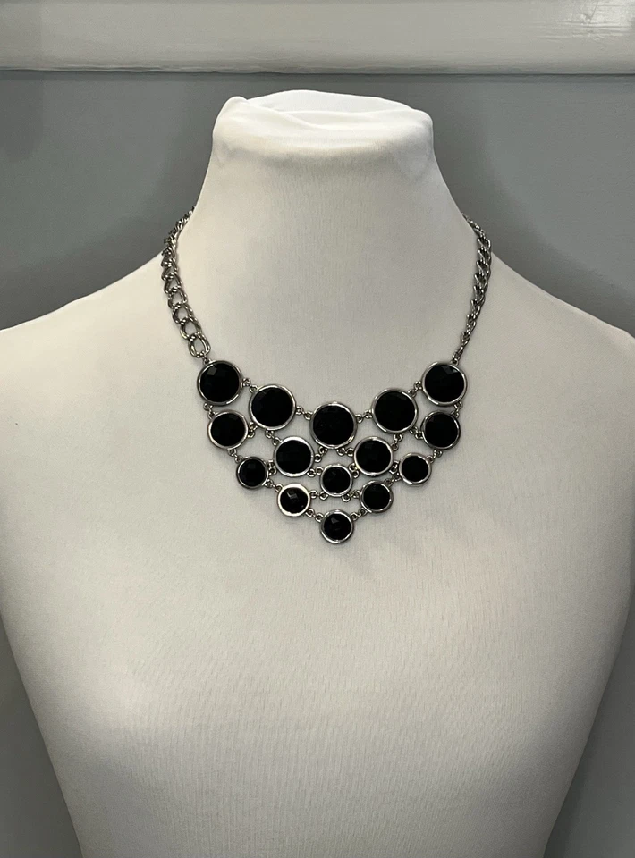 Collar Babero Lia Sophia “KEKU” Negro Facetado Estrás Tono Plata Foto 3 de 4