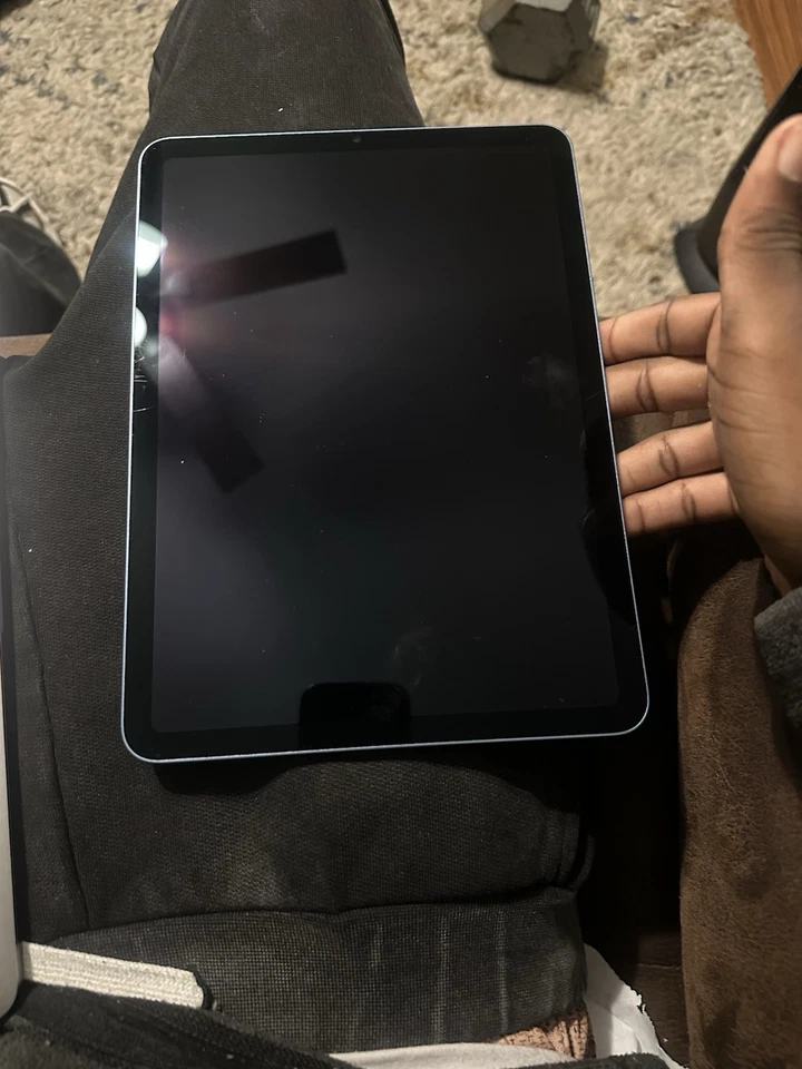 Apple MacBook Pro and iPad Bundle Silver Pristine Condition - Image 3 of 3