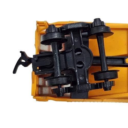 HO Scale Model Power Union Pacific 4-bay Hopper Freight Train Car 62040 - Picture 6 of 8