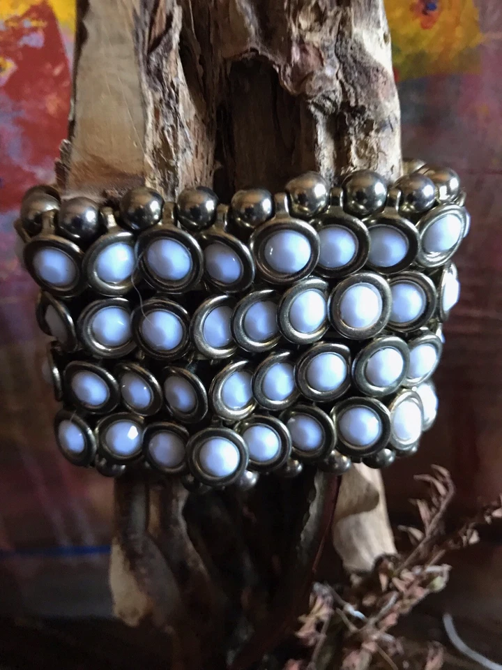 Brazalete grueso elástico tono dorado con cuentas blancas Foto 2 de 4