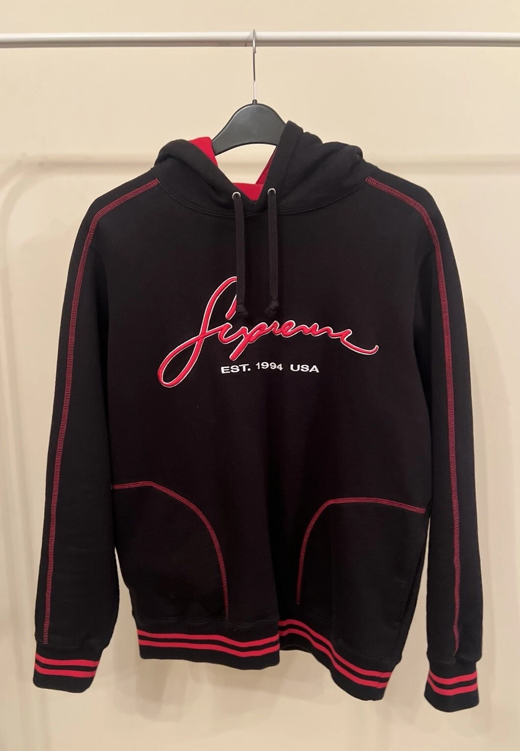 Sweat à capuche noir/rouge Supreme