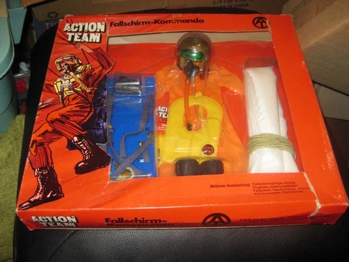 MIB 1970  GI Joe Action Team Parachute Commando set