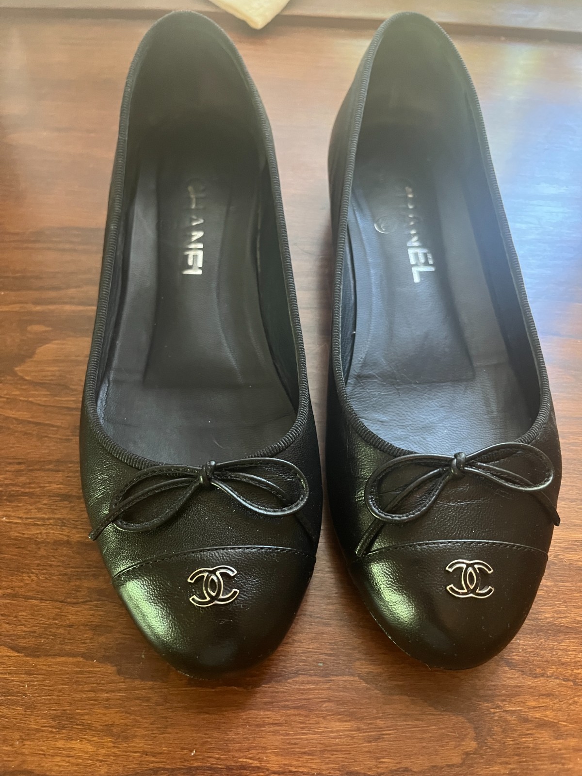 Chanel black leather ballet flats size 37