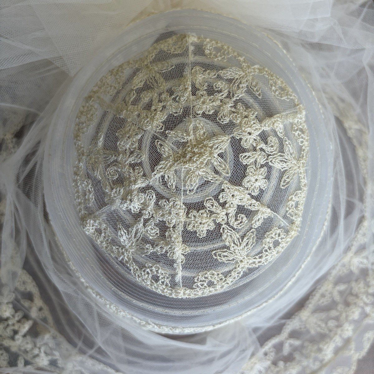 Vintage Lace Bridal Hat Tulle Vail Cathedral Train Embroidered Wide Brim Picture Wide Straw Bridal Hat with Chapel Veil – Romantic Wedding  main image 4