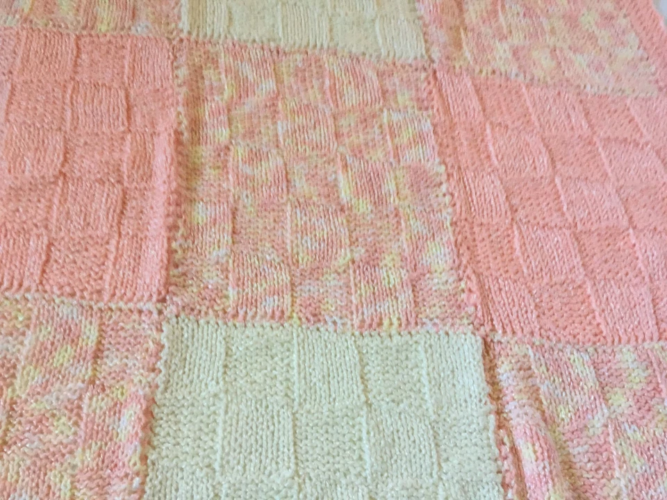 BABY AFGHAN - Rosa/Blanco Manchado - 47" X 39" - Tejido a Mano - Lavar a Máquina $ Secar Foto 4 de 4